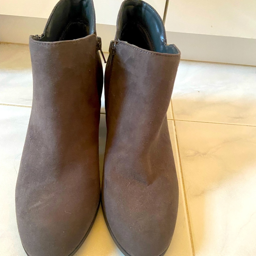 * NEVER WORN* Suede heel booties